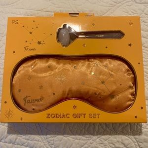 NWT Zodiac Gift set with gel eye mask and eye roller - perfect gift!!